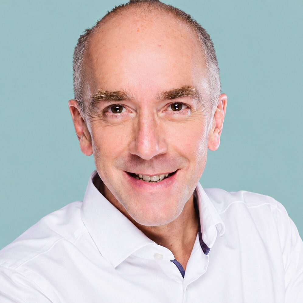 Thomas Gröne, Inhaber von Gröne Coaching in Soest, im weißen Hemd – Porträt